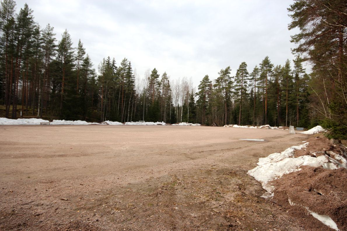 Lahnuksen koulu urheilukenttä metsän siimeksessä 5