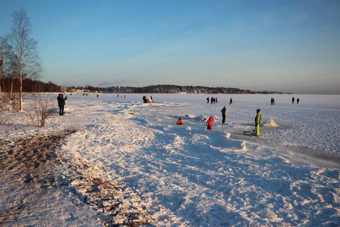 Meren jäällä Haukilahden edustalla.