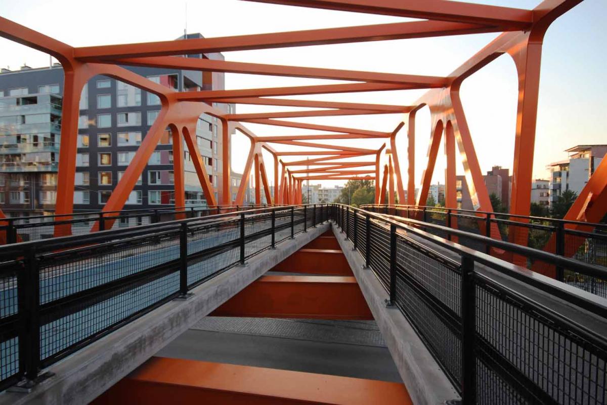 Oranssi silta Jätkäsaaressa.