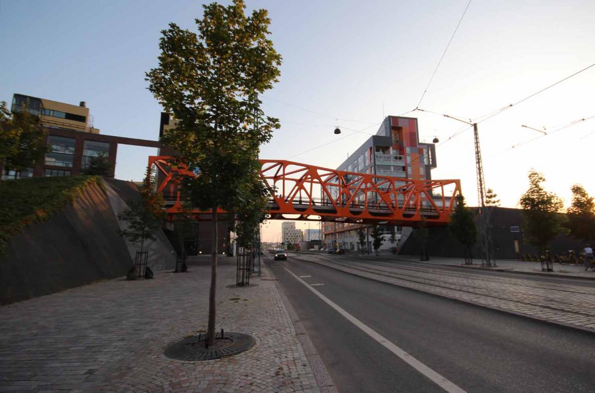 Oranssi silta Jätkäsaaressa.