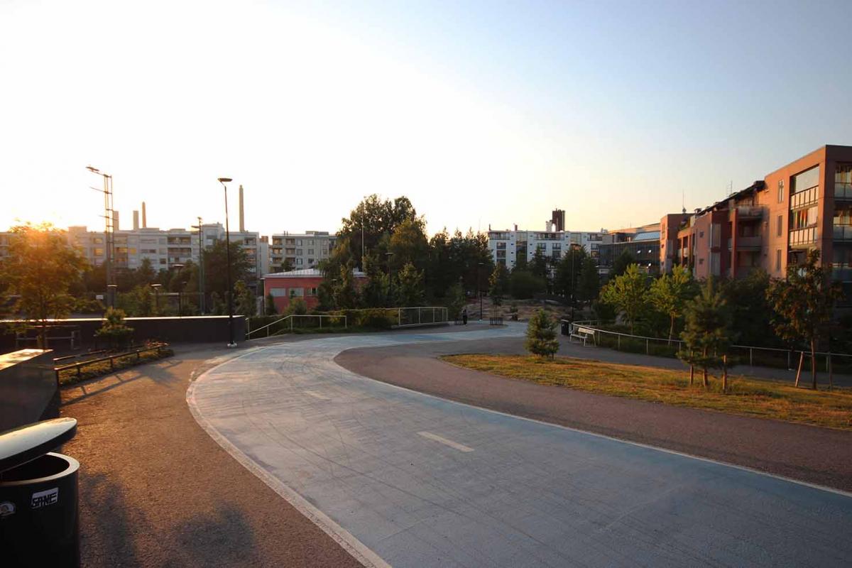 Oranssi silta Jätkäsaaressa.