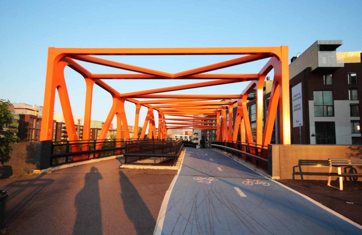 Oranssi silta Jätkäsaaressa.