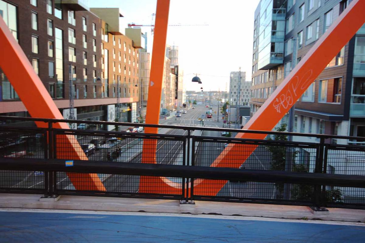 Oranssi silta Jätkäsaaressa.