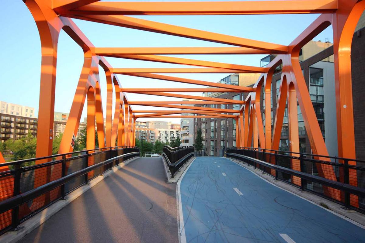 Oranssi silta Jätkäsaaressa.