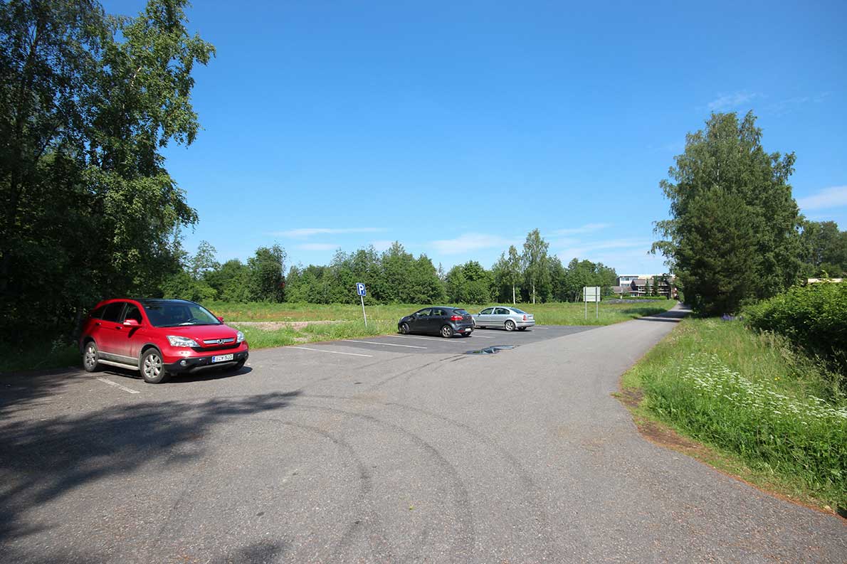 Taustalla näkyy myös pukukoppirakennus.